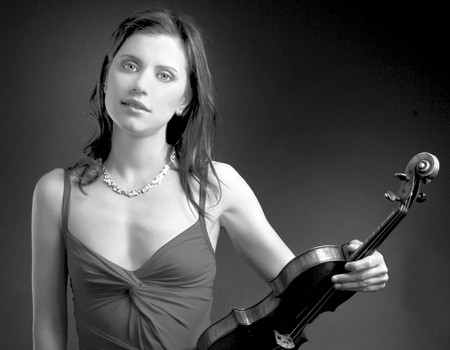 Виртуозната цигуларка Мила Георгиева се завръща в родината, за да