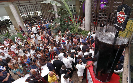 Бармани в Хавана забъркаха най-големия коктейл "Куба либре" в историята