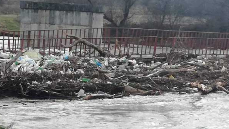 Проливните дъждове в Кюстендилско са образували подвижно сметище по река