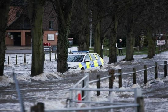 Поражения и наводнения нанесе бурята Кристоф която удари Великобритания Поройни
