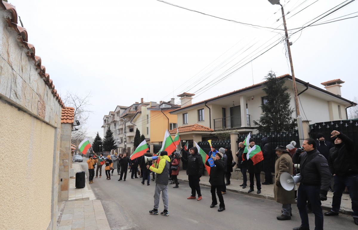 Протестно автошествие тръгна от София до къщата на Бойко Бборисов