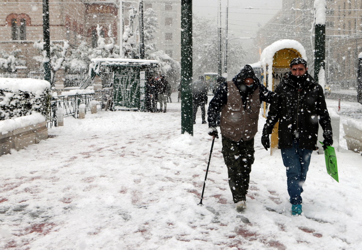 Снегът продължава да прави поразии в Атина съобщават гръцките медии