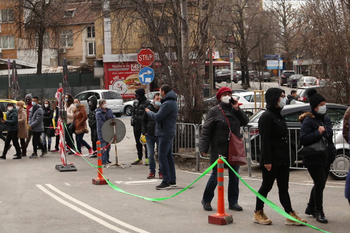 Опашки за ваксини по време на зелените коридори в Пирогов
