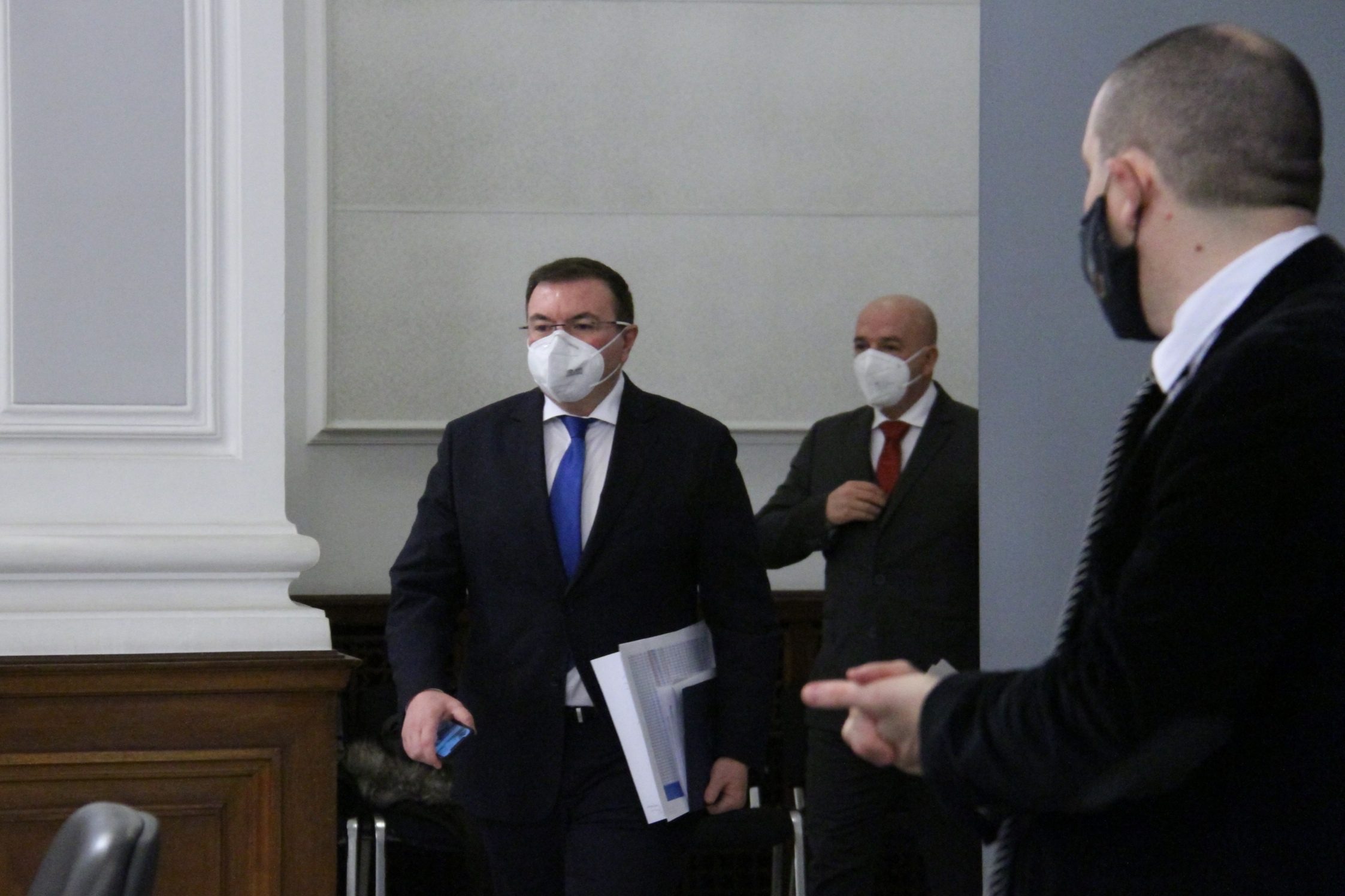 АстраЗенека не причинява нищо Така министър Костадин Ангелов отговори на