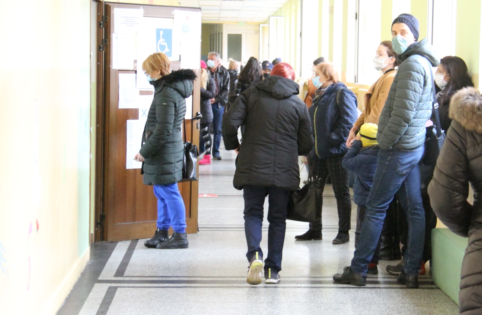 Избирателната активност днес се движи с около 2 3 по ниска от