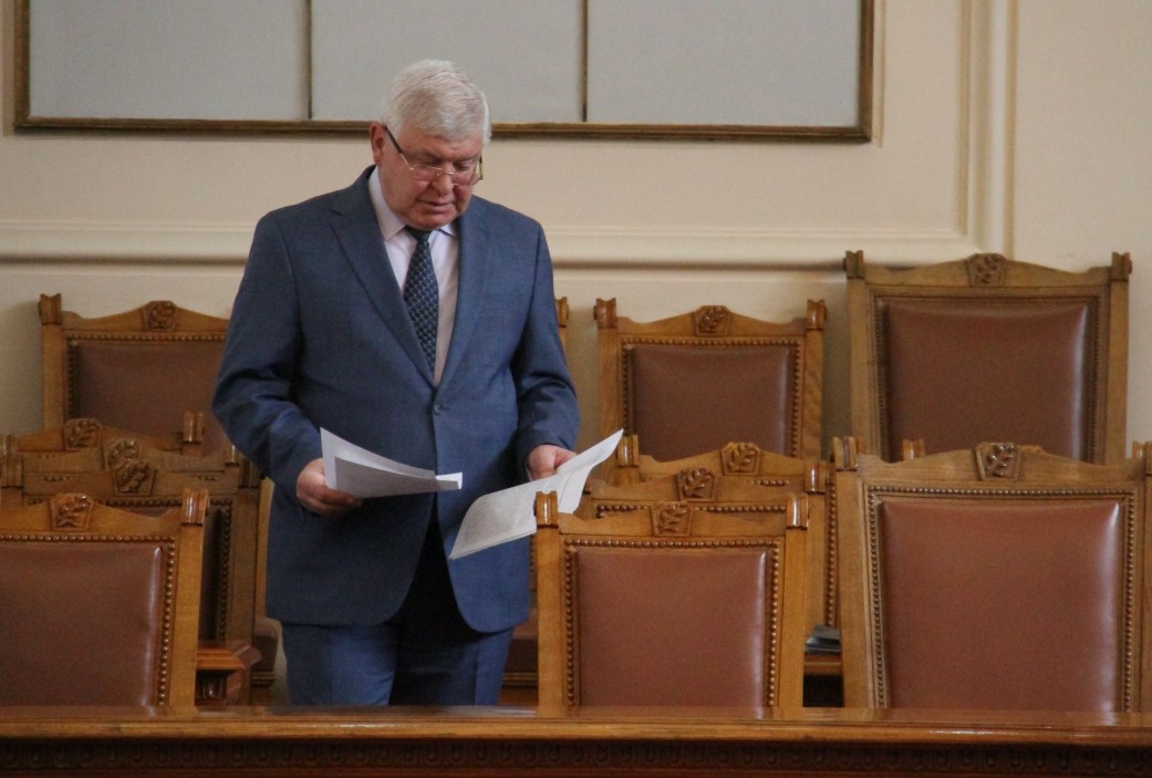 Повече от три часа финансовият министър в оставка Кирил Ананиев