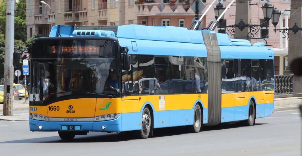 Водачите на автобуси, тролеи и трамваи отново ще продават билети
