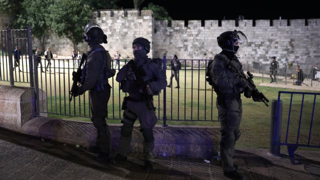 Над 205 палестинци и 17 израелски полицаи са ранени повечето