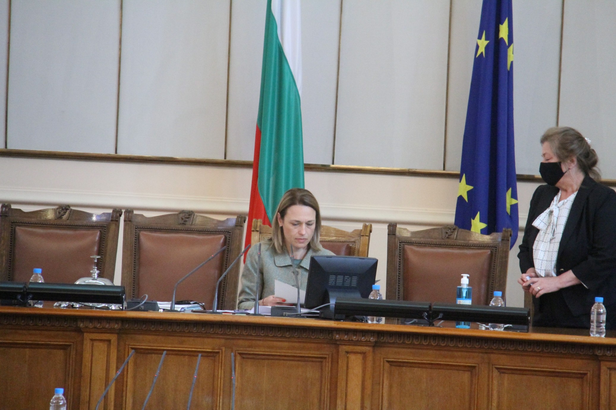 Председателят на парламента Ива Митева предлага депутатите да работят без