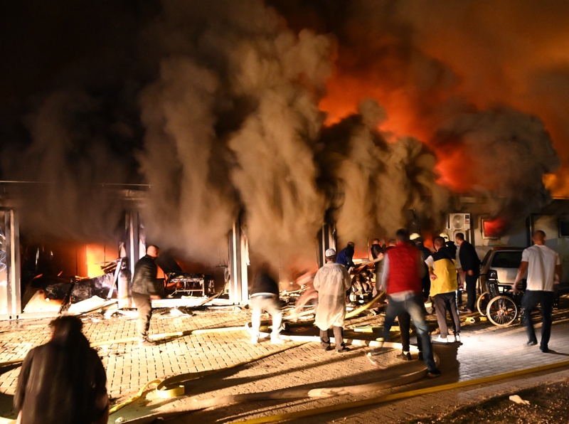 Пожар изпепели модулна ковид болница в македонския град Тетово. Най-малко