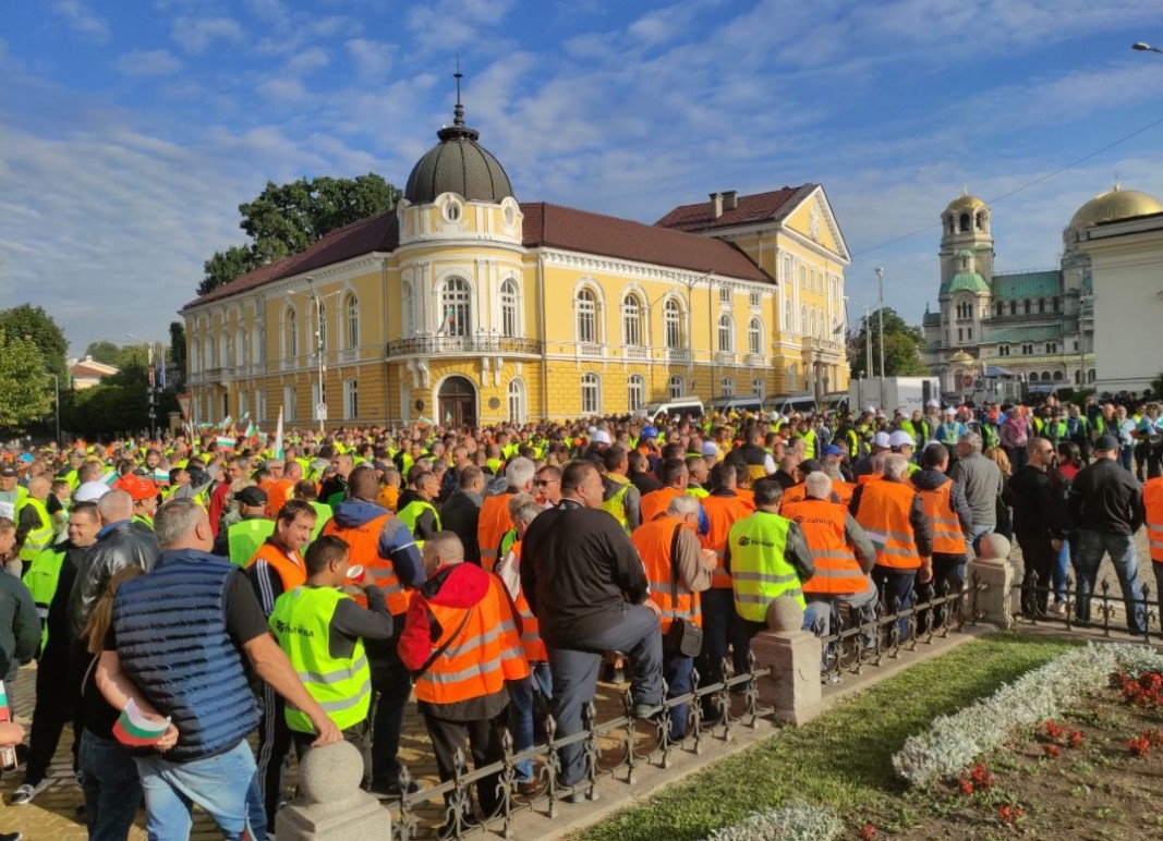 Национален протест на пътни строители и пътноподдържащи фирми блокира ключови