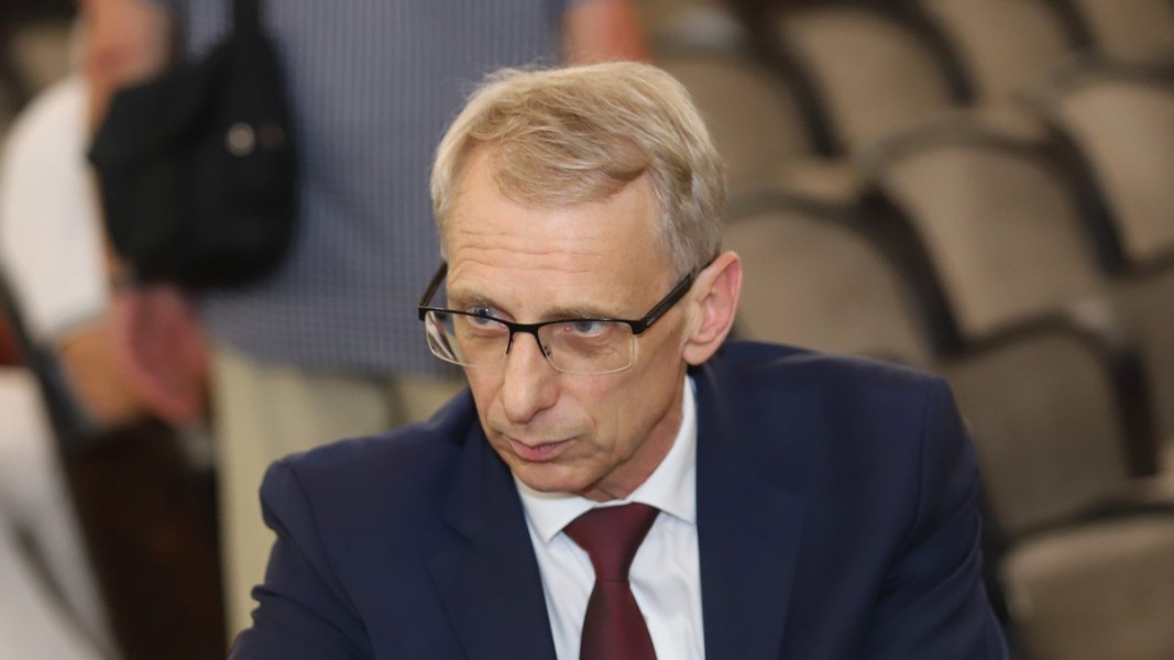 Проф Николай Денков е предпочел да остане министър а не