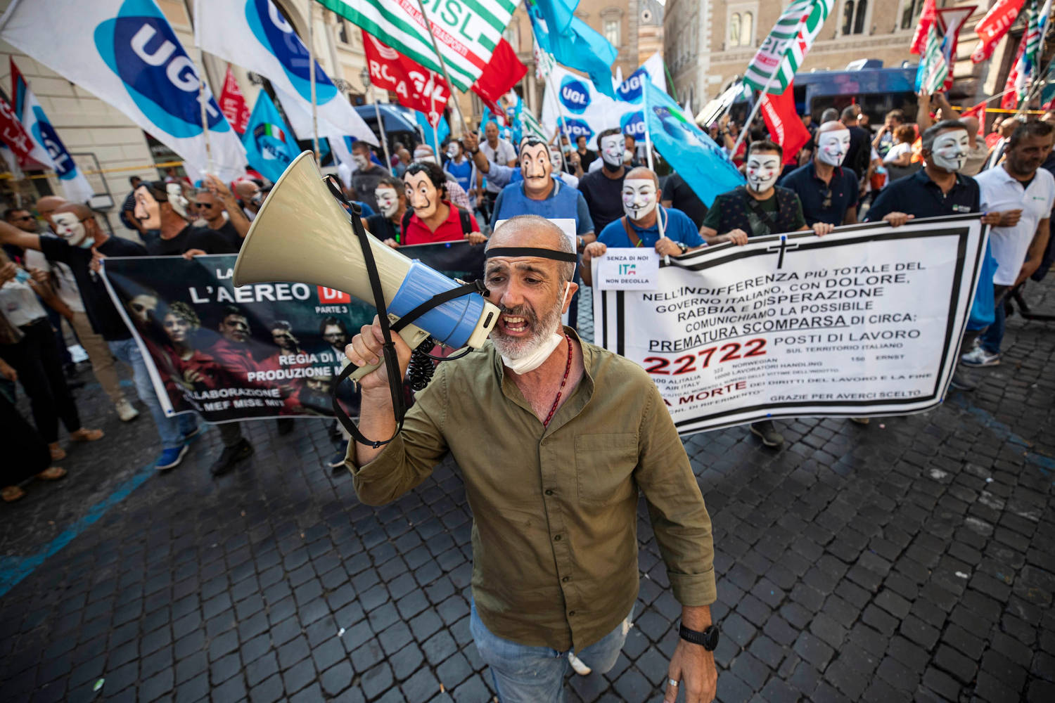 Служители на авиокомпанията Алиталия протестират в Рим срещу решението да