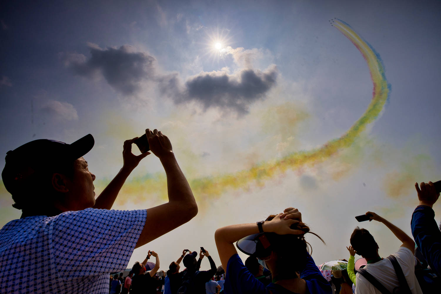 Китайци се любуват на висш пилотаж демонстриран по време на