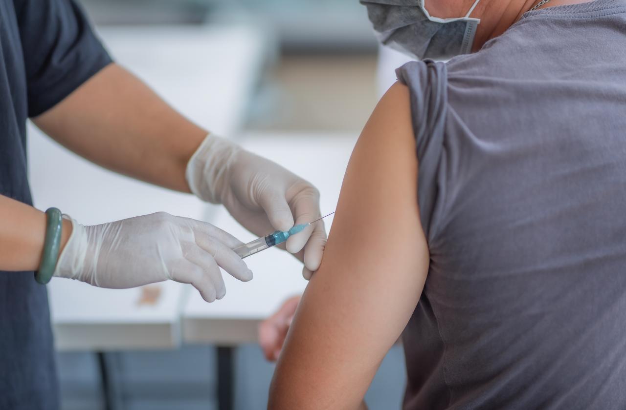 Здравното министерство заедно с мобилните оператори започват томбола за ваксинирани