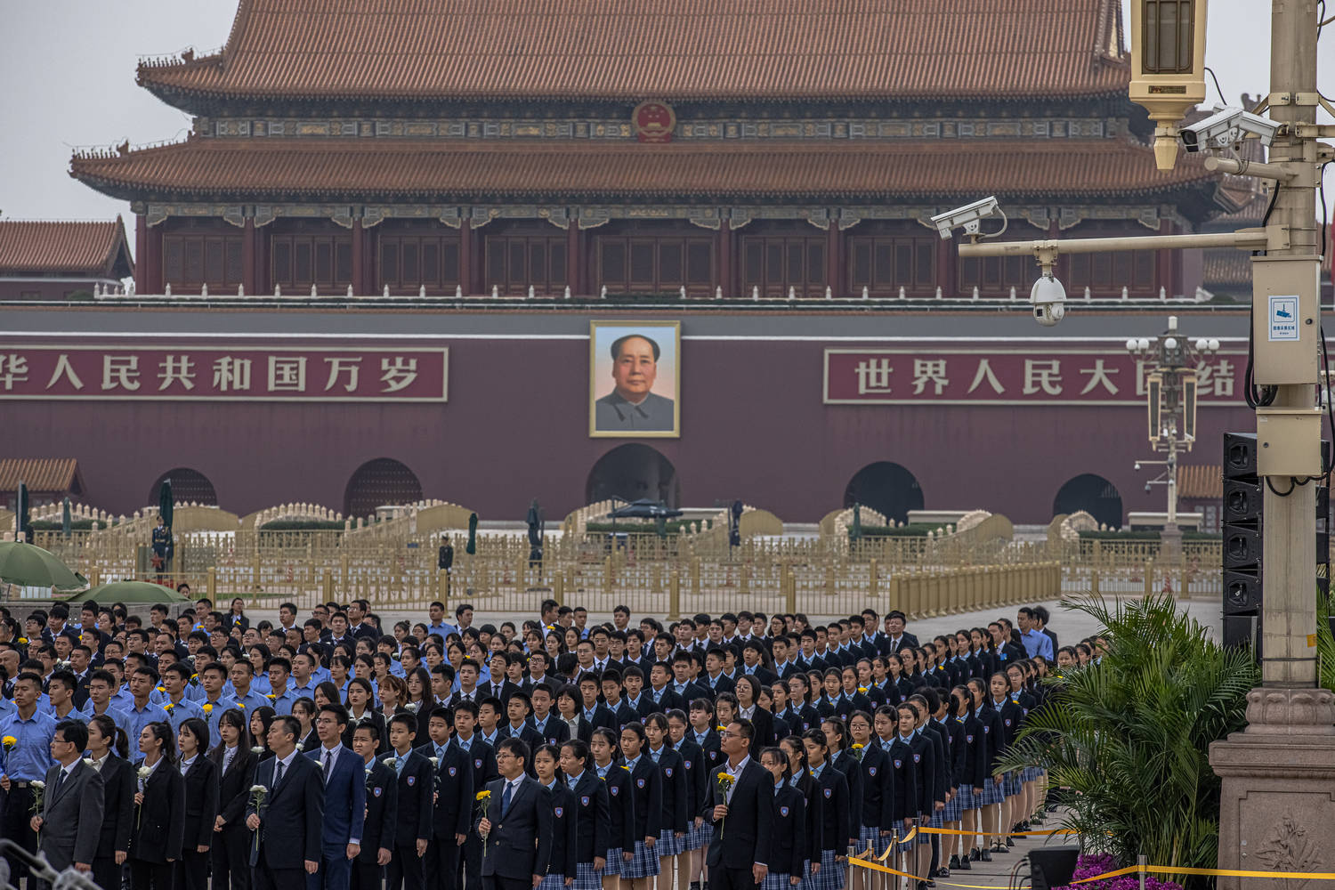 Китайци отдават почит пред Паметника на народните гер