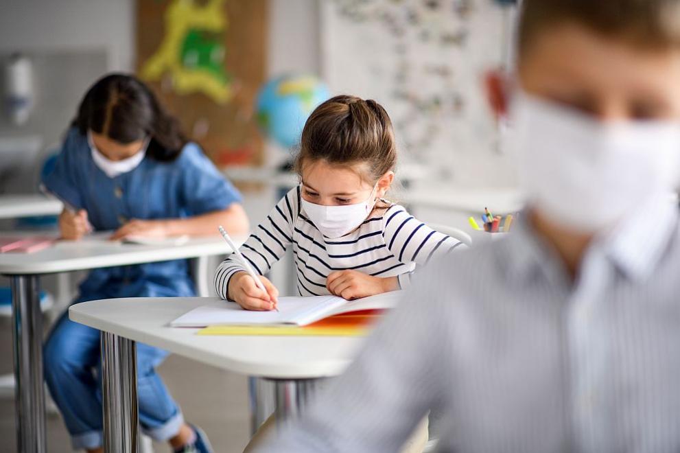 Учителите да носят маски включително и по време на учебните