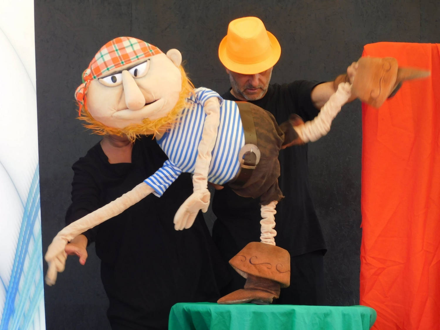 Куклен театър Весел вече 23 години възпитава и забавлява малки