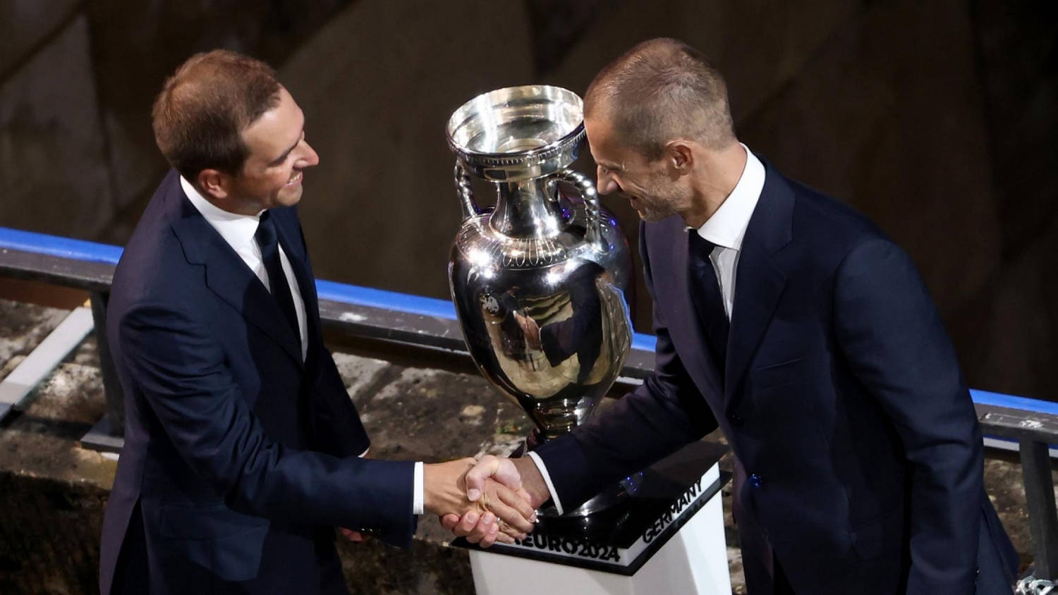 Шефът на УЕФА Александър Чеферин вдясно се поздравява с директора