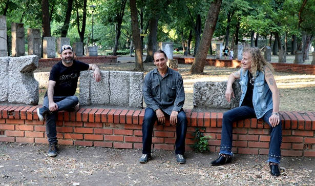 Известната българска рок група Атлантик продължава своето турне за представяне