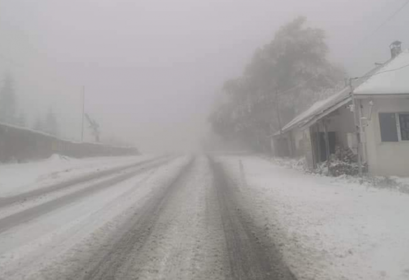 Сняг покри пътната настилка на прохода „Петрохан“, а заради ниските