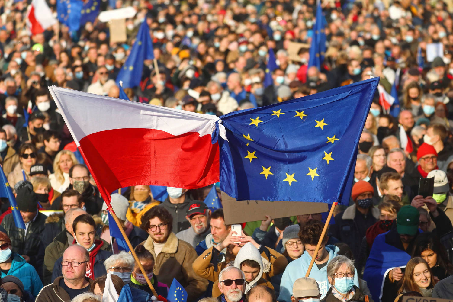 Десетки хиляди поляци демонстрираха в Краков срещу антиевропейската политика на
