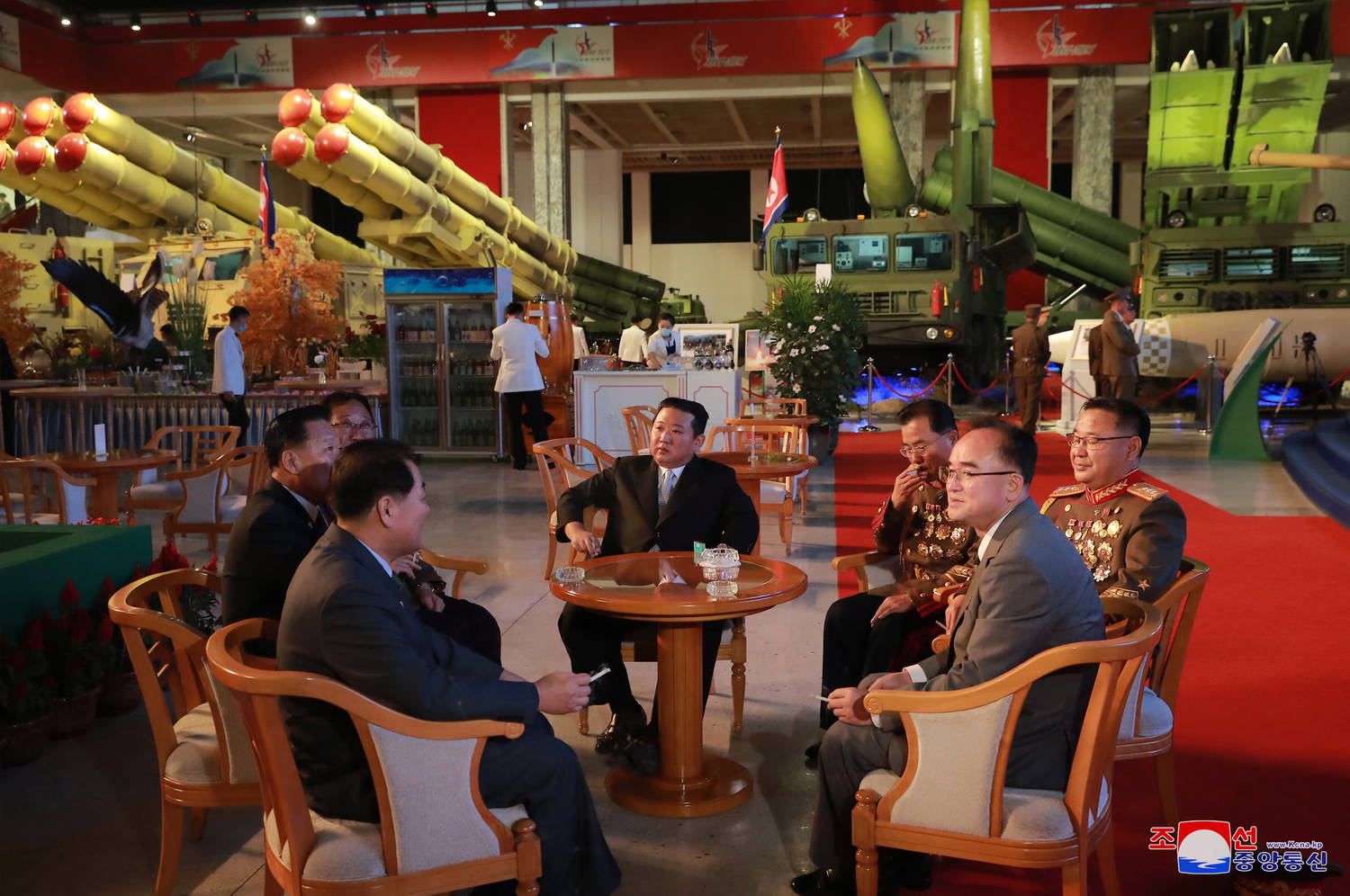 Севернокорейският лидер Ким Чен Ун в центъра разговаря с висши