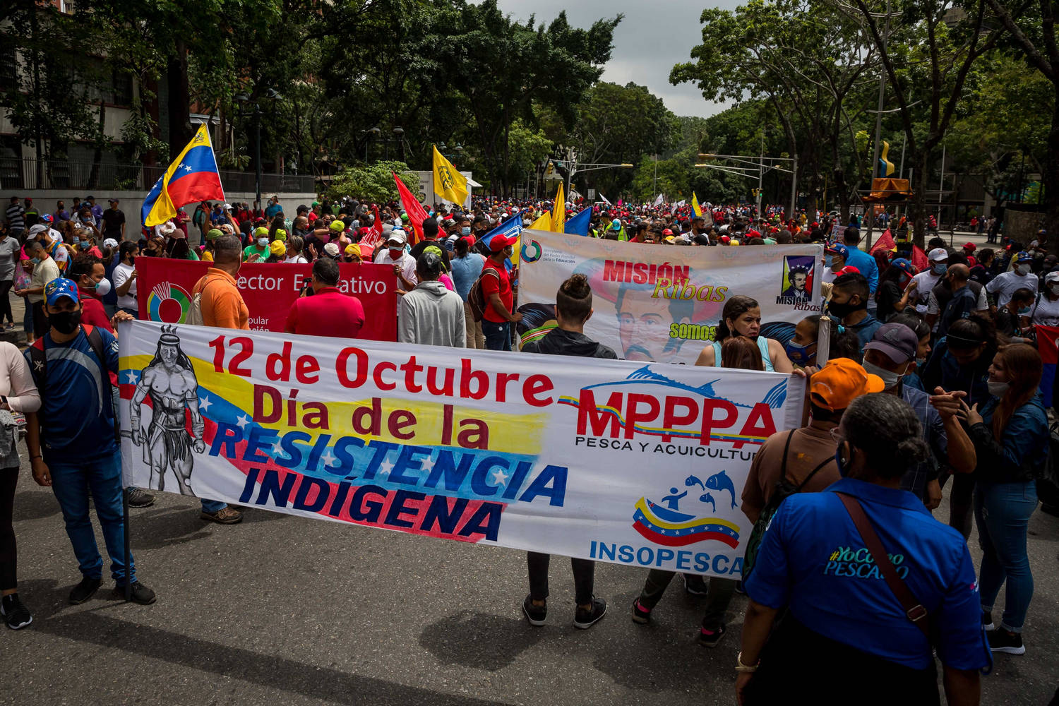 Венецуелци участват в протест в столицата Каракас по случай Деня