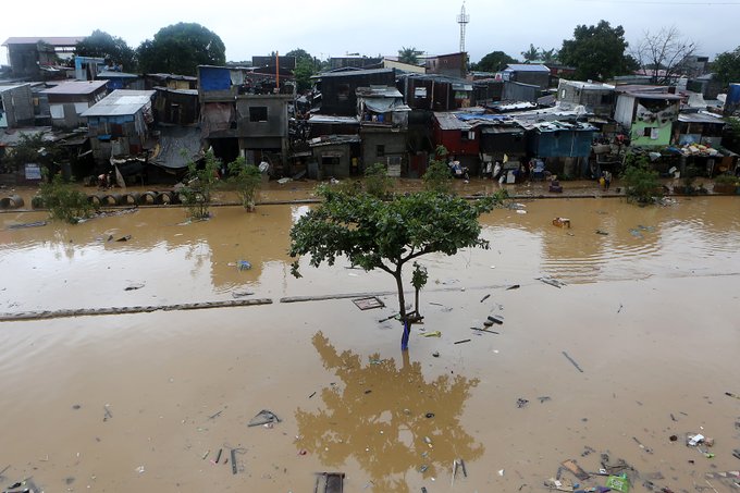 Жертвите на земни свличания и наводнения във Филипините предизвикани от