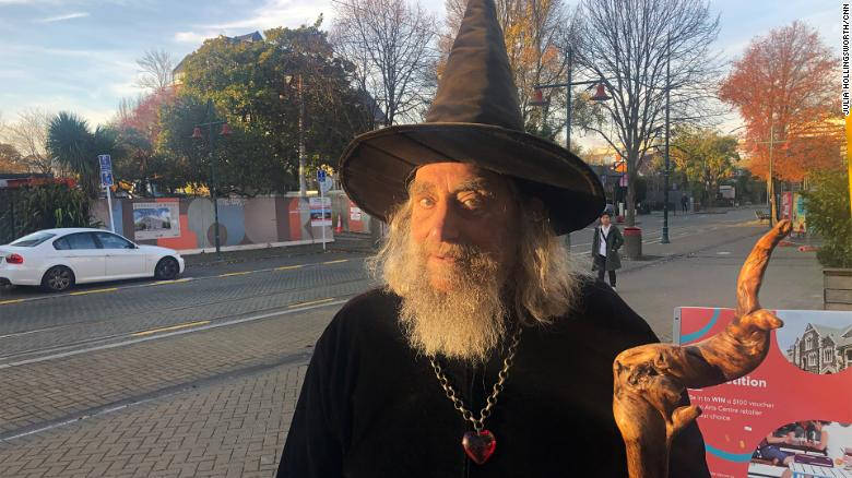 Официалният магьосник на Нова Зеландия, може би единственият магьосник, назначен