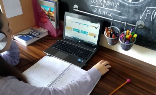 Дали учениците в София минават в онлайн режим на обучение.