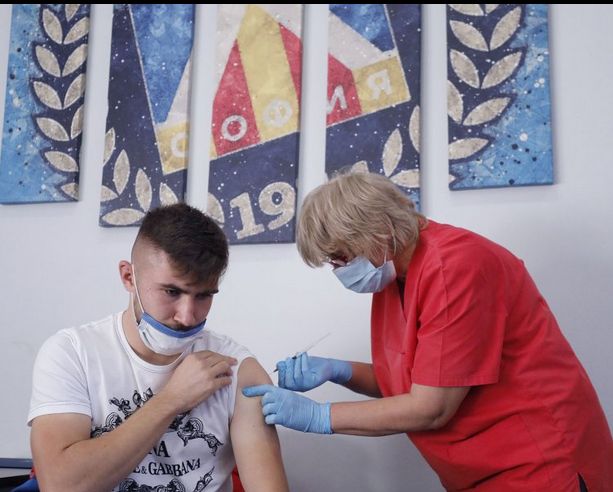 Футболистите на Левски дадоха пример и се ваксинираха против коронавирус