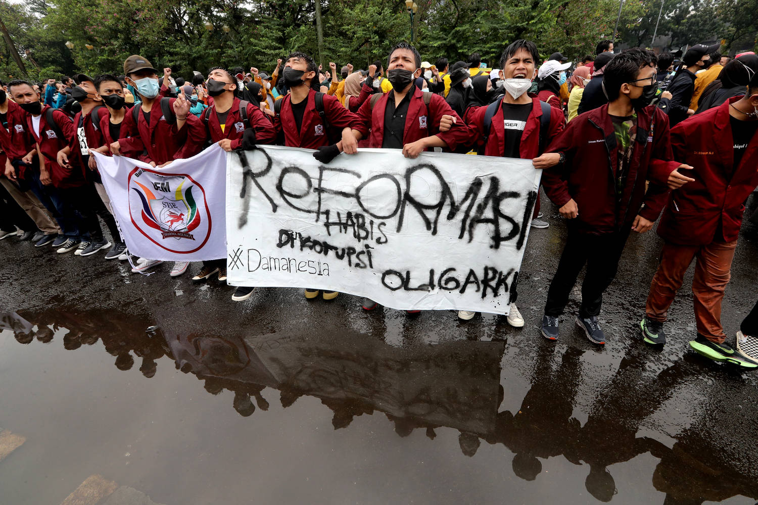 Индонезийски студенти протестират в столицата Джакарта и държат транспарант с
