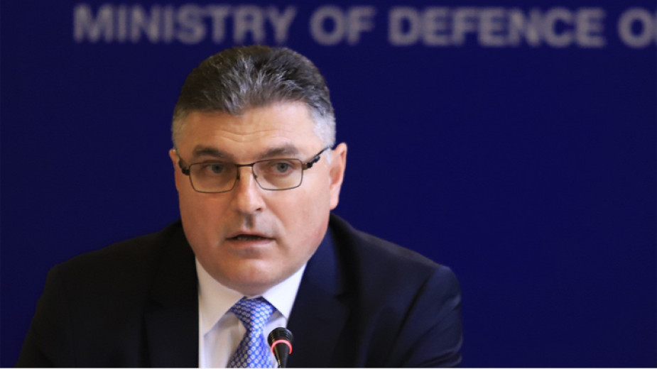 Министърът на отбраната Георги Панайотов излезе с видеобръщение към служителите