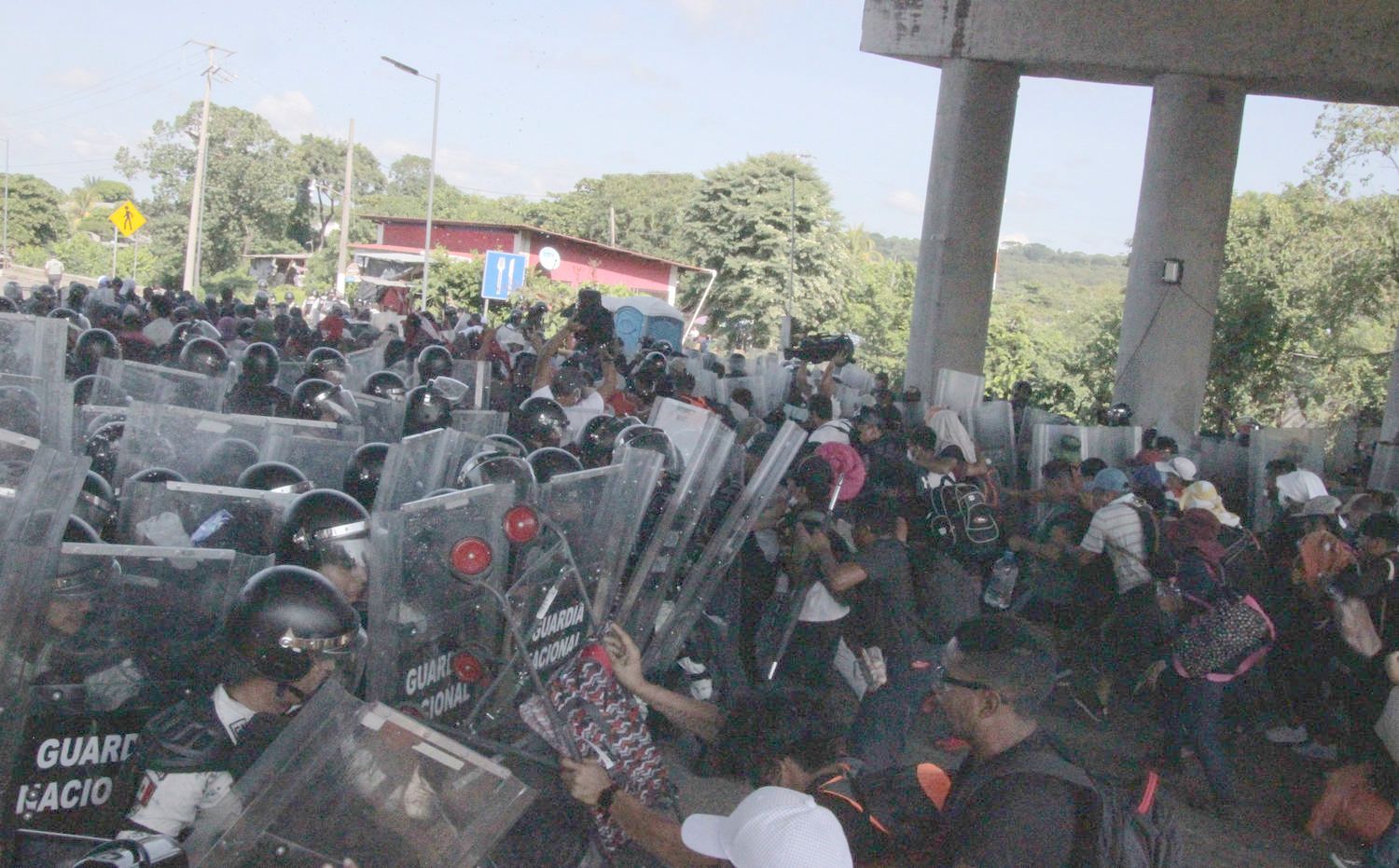 Служители на мексиканската Национална гвардия се опитват да спрат мигранти
