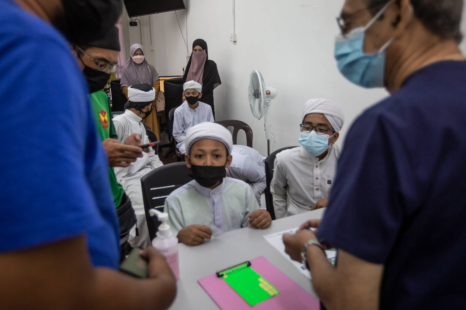 Ученици в религиозно училище на малайзийската столица Куала Лумпур очакват