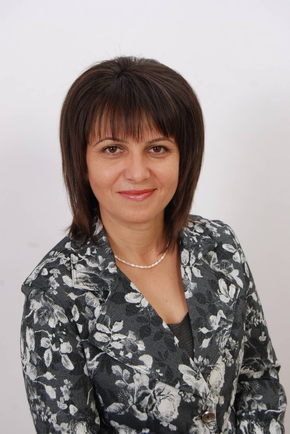 ВЕСКА НЕНЧЕВА e родена през 1974 г. Завършила е българска
