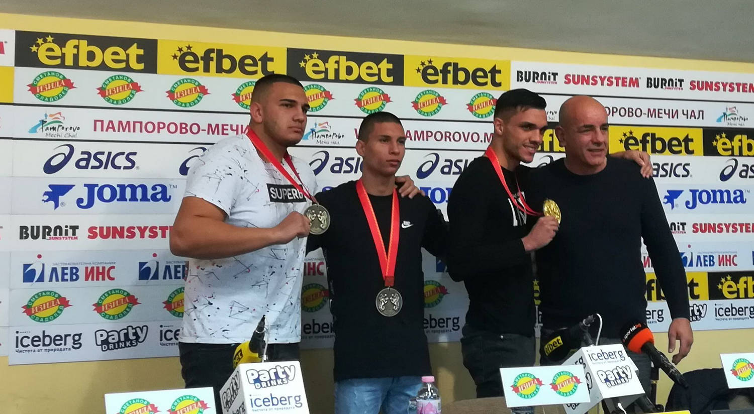 Старши треньорът на младите боксьори Борислав Бояджиев поздрави възпитаниците си