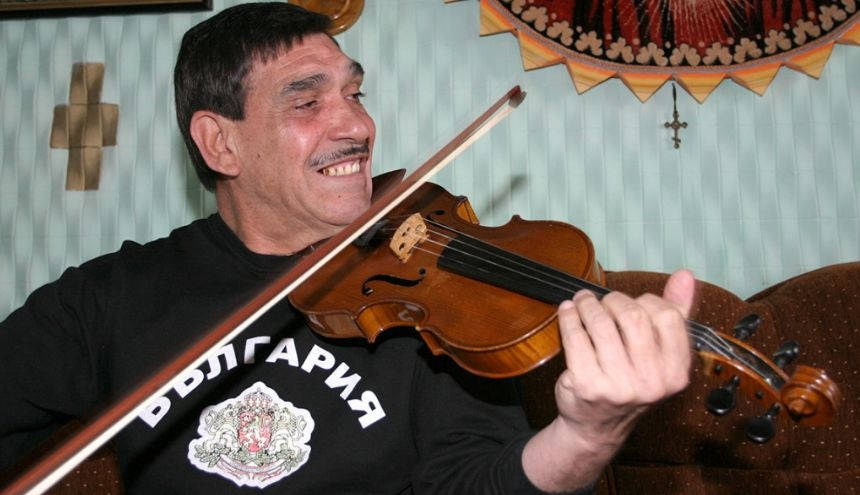 Почина виртуозният ромски цигулар Венцислав Такев съобщиха от Фондация Рома
