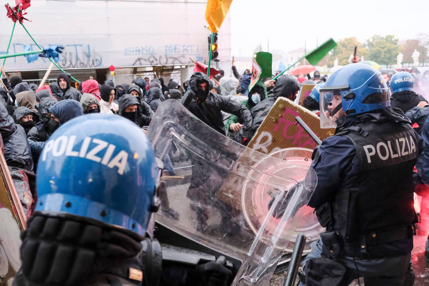 Италианската полиция влезе в схватка с демонстранти в Падуа които
