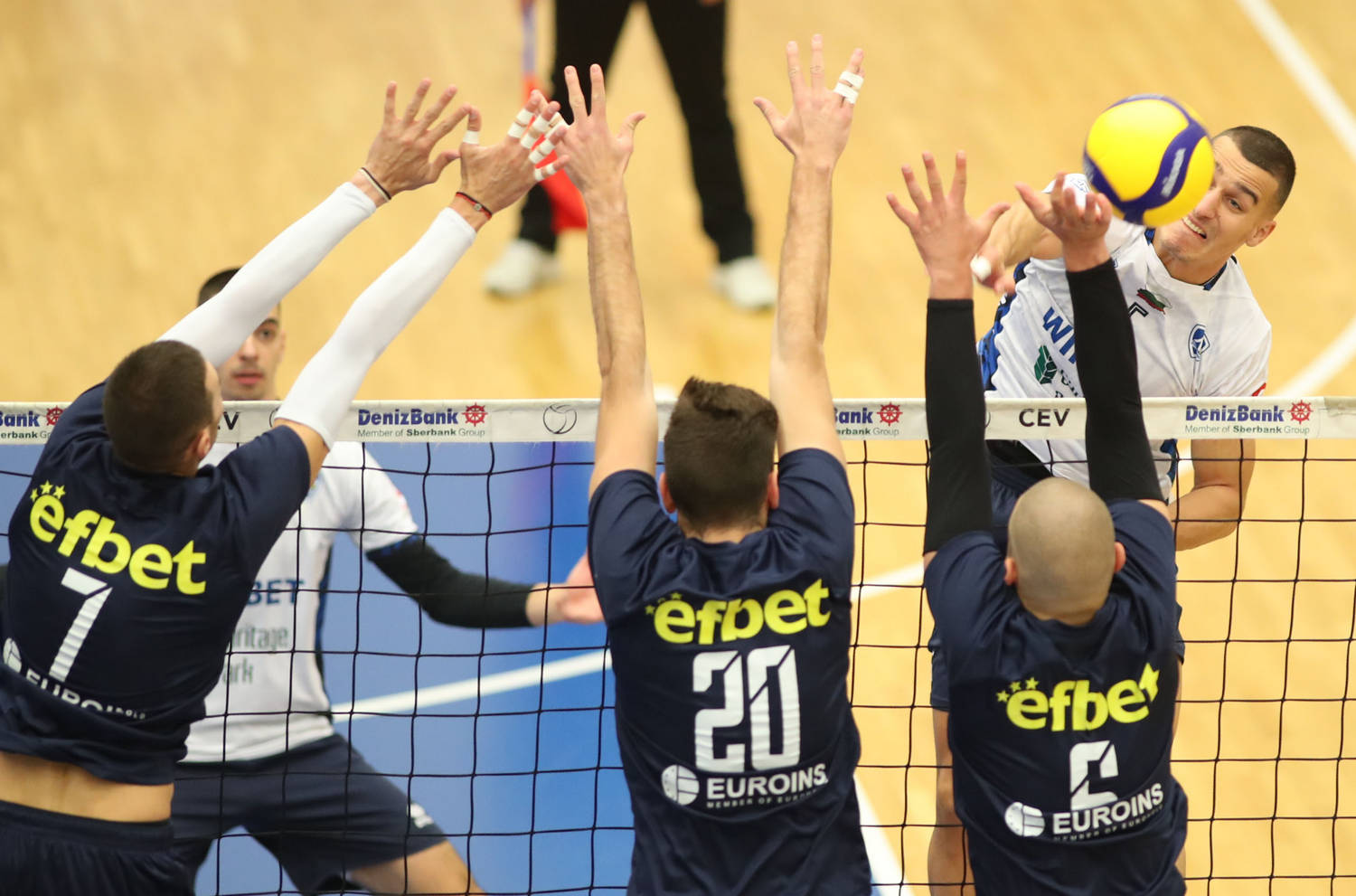 Гордан Люцканов вдясно забива през тройната блокада на Марек Левски