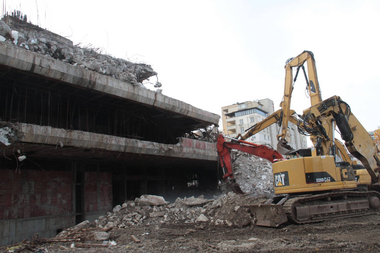 Продължава събарянето на недостроената сграда Родна стряха в столичния квартал