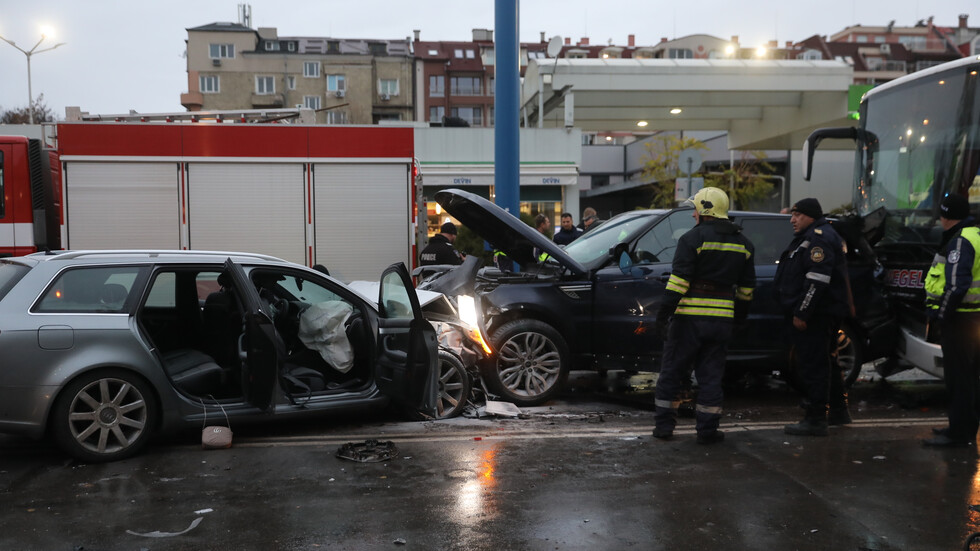 Жестока катастрофа на столичната ул Опълченска потресе квартала Ударени бяха