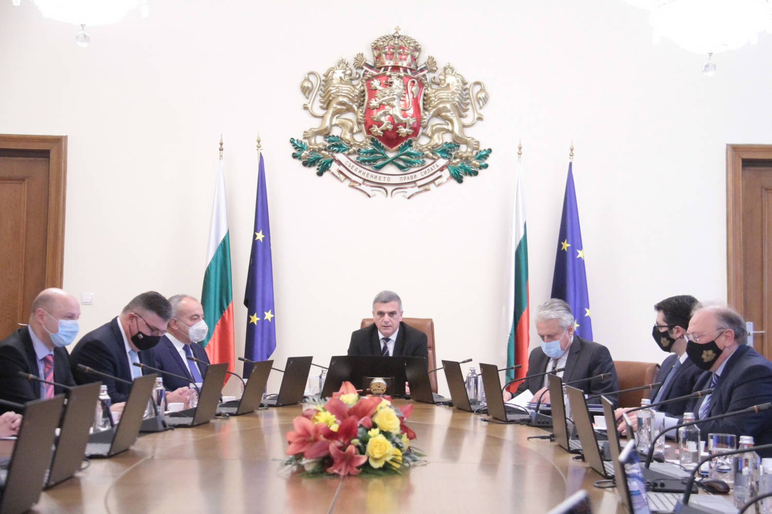 Премиерът Стефан Янев изрази притеснението си от ниската избирателна активност