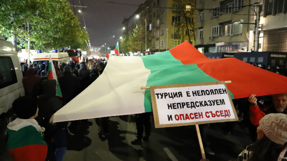 Напрежение пред турското посолство в София Протестиращи се събраха пред сградата