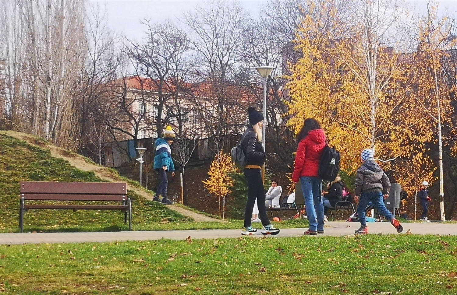 Хубавото време и почивните дни напълниха парковете с хора