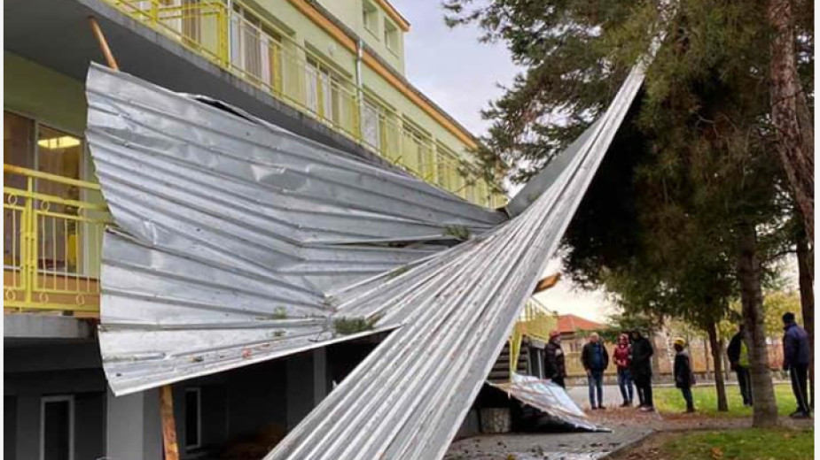 Силният вятър свали 100 квадратни метра от покрива на детската