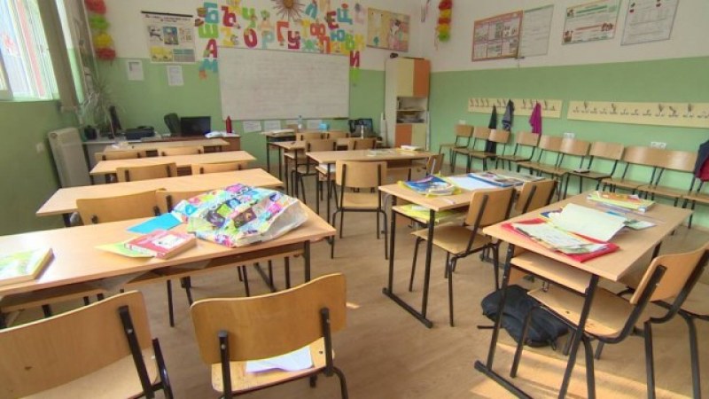 Едва около 10 от новоназначените учители в страната остават трайно