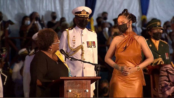 Световноизвестната певица Риана стана национален герой на Барбадос. Републиката се