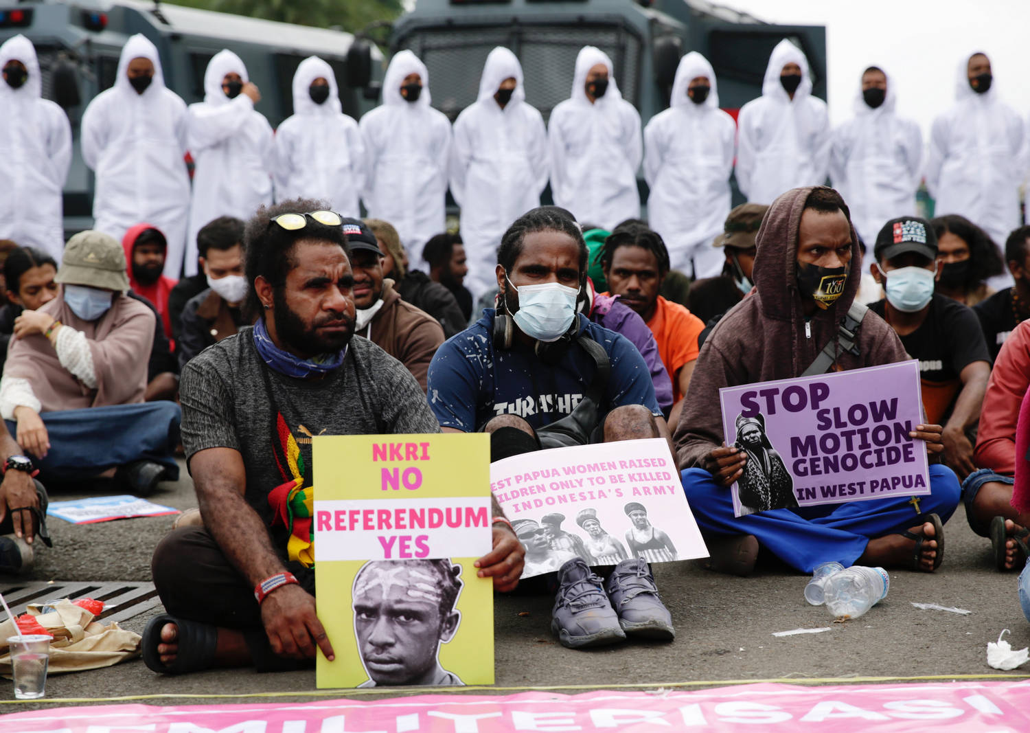 Активисти от движението Свободна Папуа държат плакати по време на